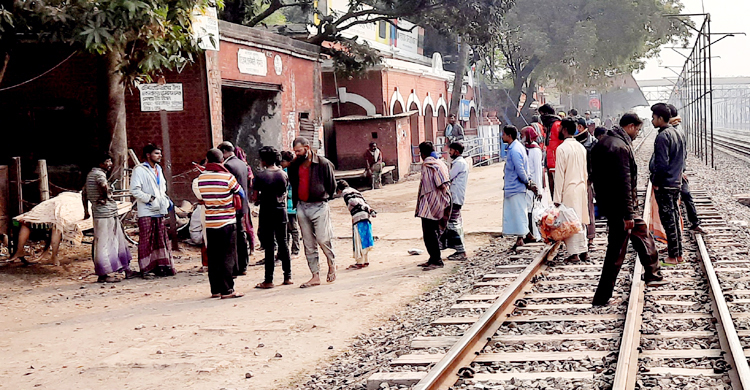 সান্তাহারে ট্রেনের ধাক্কায় নারী নিহত