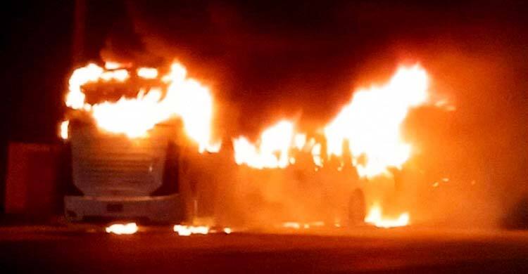 চলন্ত বাসে এসি বিস্ফোরণে আগুন, প্রাণে বাঁচলেন ২০ যাত্রী