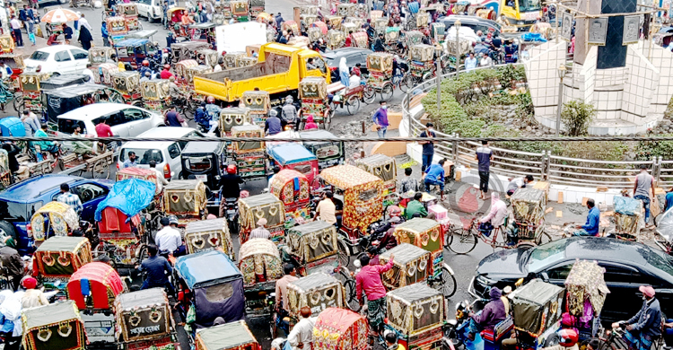 বগুড়ায় রঙিন ইজিবাইকে যানজট নিয়ন্ত্রণের পরিকল্পনা