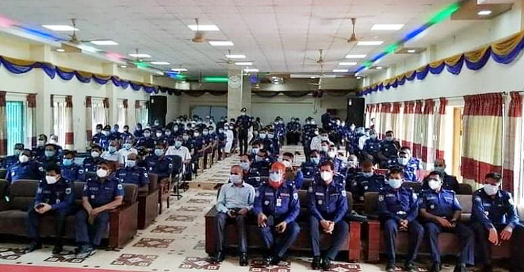 করোনা সংক্রমণ রোধে অবদান রাখায় ১৬ পুলিশ সদস্যকে সম্মাননা