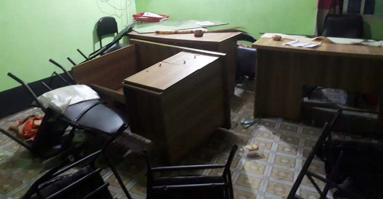 ‘মদ পান’ করে কার্যালয় ভাঙচুর-লুটপাট শ্রমিক নেতার