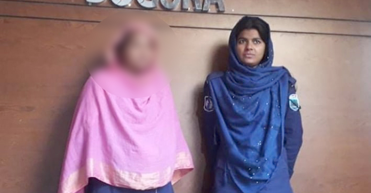 স্বর্ণের চেইন ছিনতাইয়ের সময় হাতেনাতে ধরা নারী ছিনতাইকারী