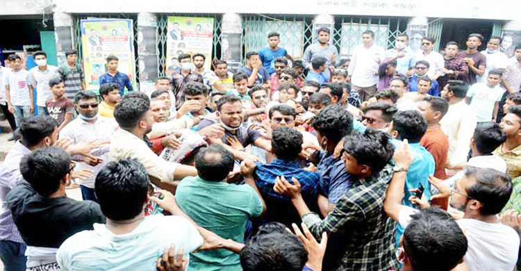 ব্যানারের সামনে দাঁড়ানো নিয়ে ছাত্রদলের দুই গ্রুপের হাতাহাতি