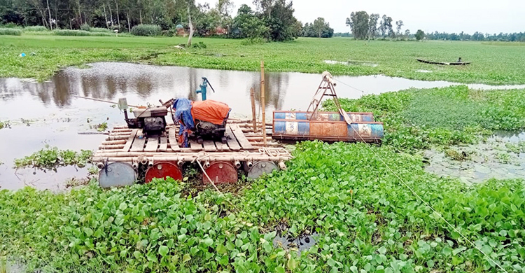 ফসলি জমির মাটি বিক্রির পর এবার ড্রেজার দিয়ে বালু উত্তোলন