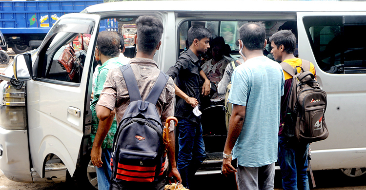 করোনা ঝুঁকি নিয়েই কর্মস্থলে ফিরছেন উত্তরাঞ্চলের মানুষ