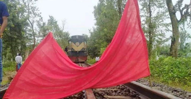 যুবকের বুদ্ধিতে দুর্ঘটনা থেকে রক্ষা পেলো যাত্রীবাহী ট্রেন