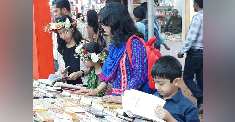 ঝিরিঝিরি বৃষ্টিতেও কমেনি বইমেলার দর্শনার্থী