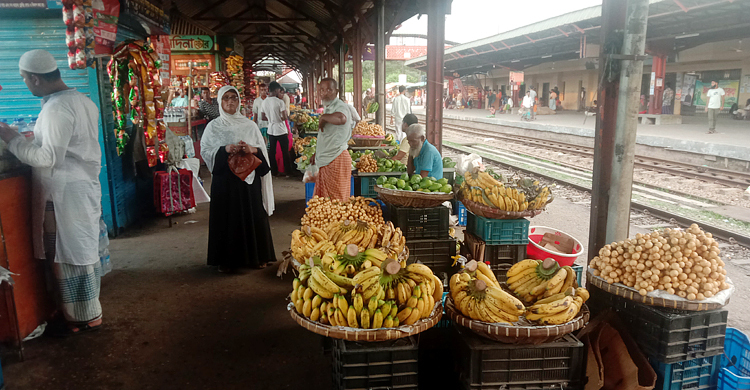 প্ল্যাটফর্ম নয় যেন ফলের বাজার