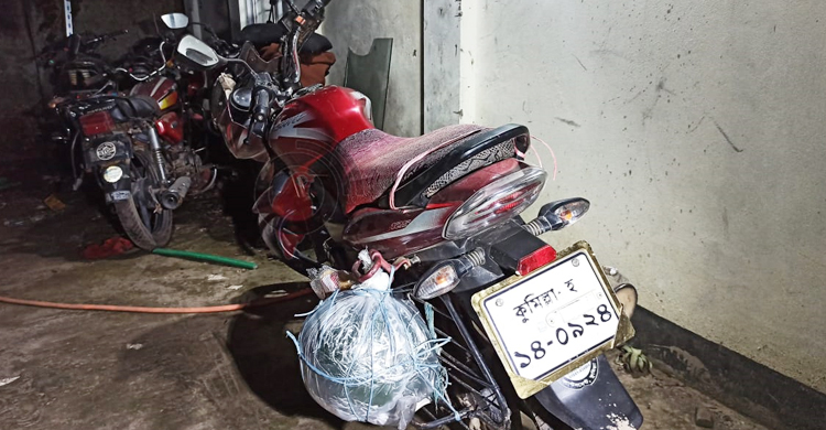 এক বাসের ধাক্কায় সড়কে ছিটকে পড়লেন দম্পতি, চাপা দিলো আরেক বাস