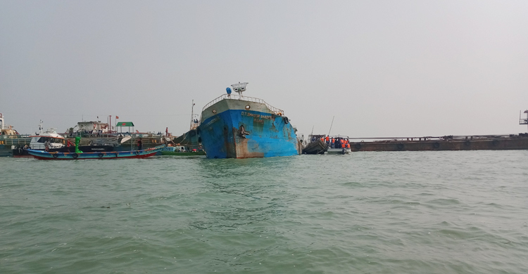 ভোলায় অকটেন-ডিজেল নিয়ে ডুবে যাওয়া জাহাজ উদ্ধার
