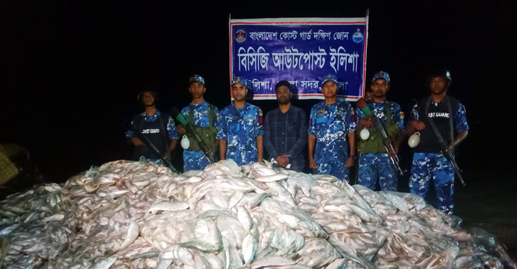 ভোলায় জব্দ সাড়ে ৫ হাজার কেজি মাছ এতিমখানায় বিতরণ