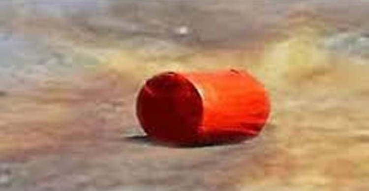 পলিথিনে মোড়ানো কৌটা খুলতে গিয়ে হাতের কবজি গেল যুবকের