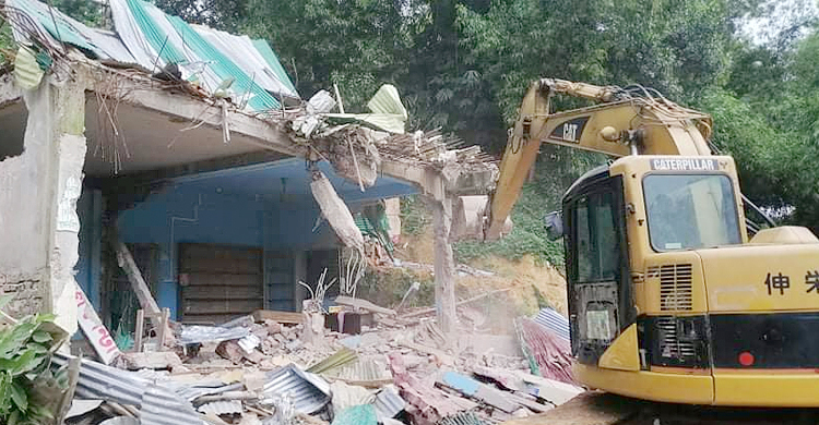 পাহাড় কেটে তৈরি স্থাপনা গুঁড়িয়ে দিলো বনবিভাগ