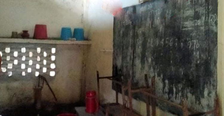 পাঠদান কক্ষে শৌচাগার!