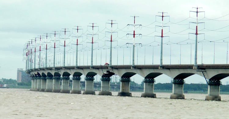 এক ট্রাকে আরেক ট্রাকের ধাক্কা, হেলপার ছিটকে সেতুর নিচে