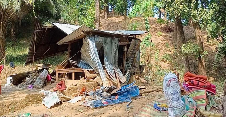 বন্যহাতির তাণ্ডব, নির্ঘুম রাত কাটাচ্ছেন ৪ গ্রামের মানুষ