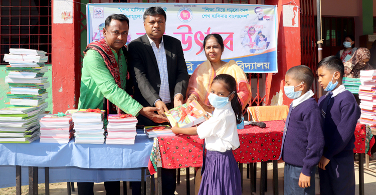 নতুন বইয়ে মাতোয়ারা লক্ষ্মীপুরের ২ লাখ শিক্ষার্থী