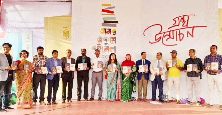 বইমেলায় বাবা-মেয়ের বই