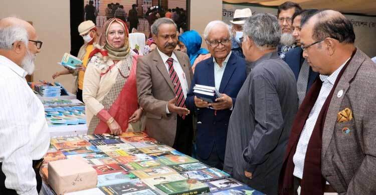 দুইদিনের বইমেলা চলছে রাওয়া ক্লাবে