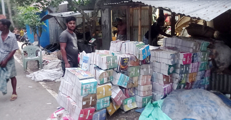 নতুন বই ভাঙাড়ি দোকানে বিক্রি করলেন প্রধান শিক্ষক
