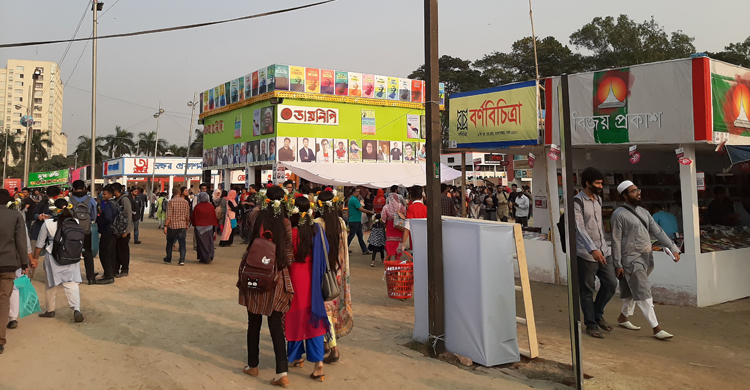 দর্শনার্থীতে মুখর বইমেলা