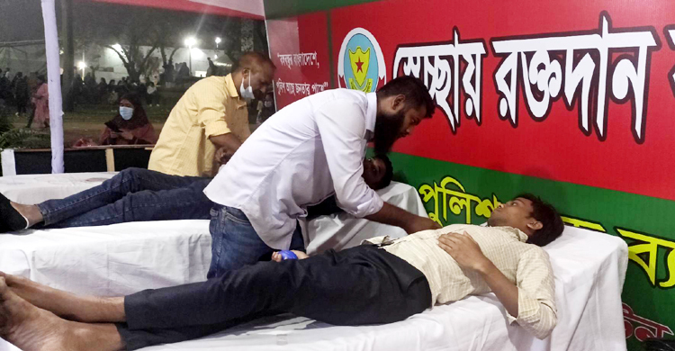 বইমেলায় পুলিশ ব্লাড ব্যাংকে রক্ত দিচ্ছেন পাঠক-দর্শনার্থীরা