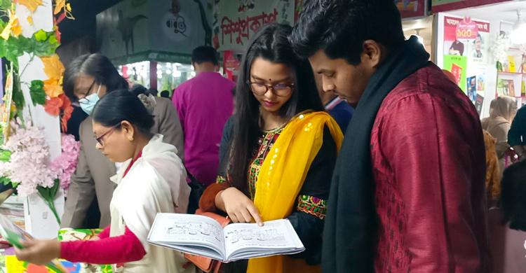 ছুটির দিনে বইমেলায় উপচেপড়া ভিড়