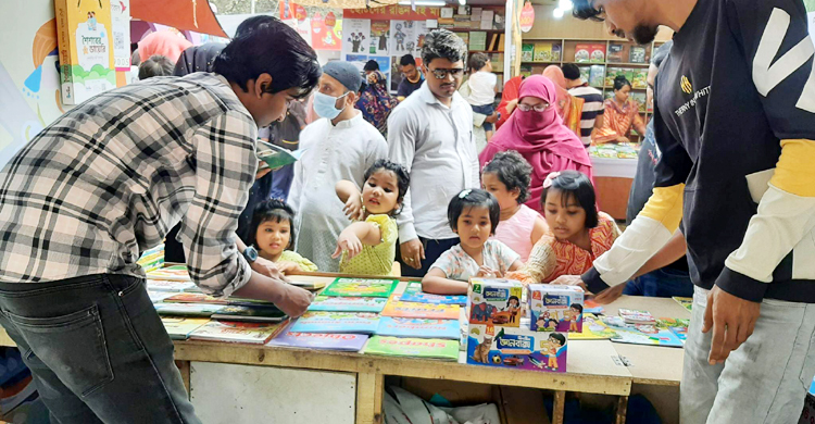 সকাল থেকেই ভিড় বাড়ছে বইমেলায়, শিশুদের স্টল-প্যাভিলিয়নে সমাগম বেশি