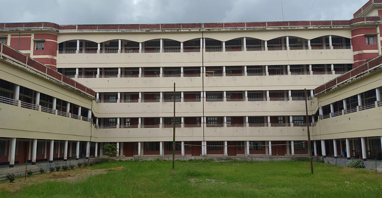 ফাঁকা আশ্রয়কেন্দ্রে আশ্রয়প্রার্থীদের অপেক্ষা