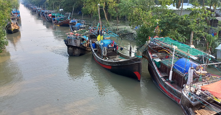 বরগুনায় বরফ সংকট সমুদ্রে যেতে পারেনি জেলেরা