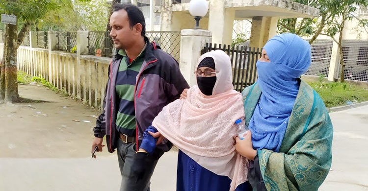 আদালতে অঝোরে কাঁদলেন রিফাতের মা