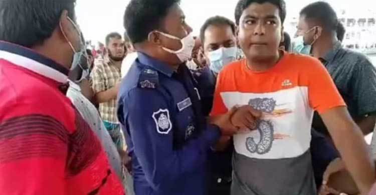 ‘আমার বিরুদ্ধে মানববন্ধন করিস এত সাহস তোর, থানায় চল’