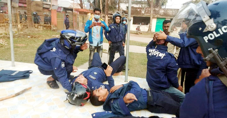 দুই প্রার্থীর সমর্থকদের সংঘর্ষে পুলিশসহ আহত শতাধিক