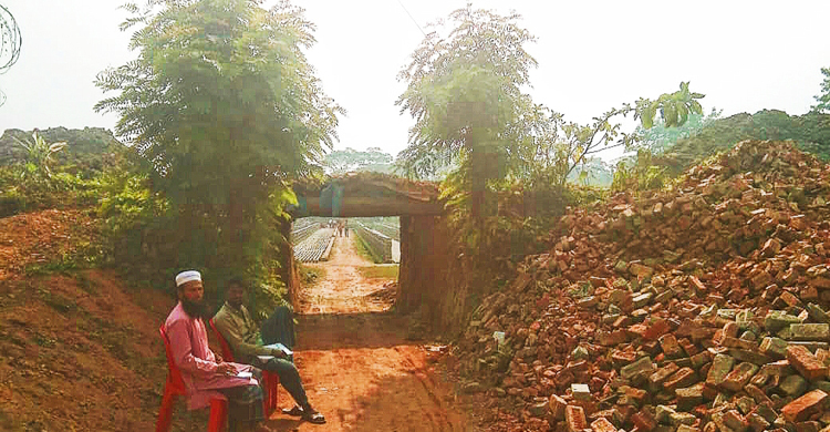 বেড়িবাঁধ কেটে ভাটার মালামাল পরিবহন, হুমকিতে ৫ গ্রামের মানুষ