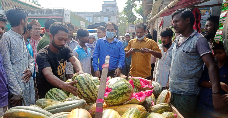 বরগুনায় বিক্রি হচ্ছে কেমিক্যাল মেশানো তরমুজ