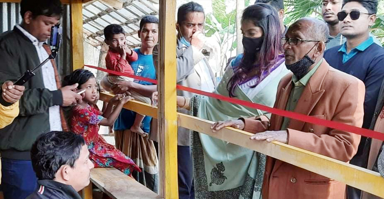 প্রয়াত বাবার জন্মদিনে প্রতিবন্ধীদের দোকান উপহার দিলেন মেয়ে