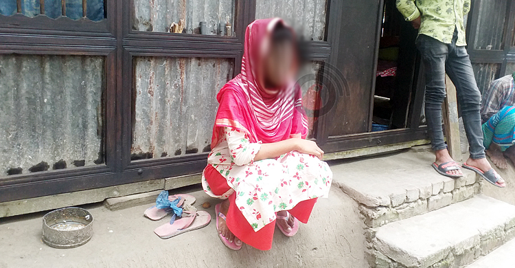 বিয়ের দাবিতে ছাত্রলীগ নেতার বাড়িতে ‘অন্তঃসত্ত্বা’ তরুণীর অনশন