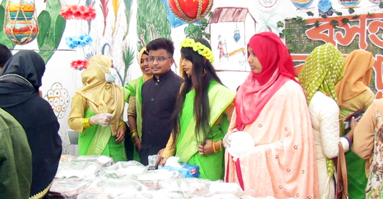 বসন্তবরণে শিক্ষার্থীদের হাতে বাহারি পিঠা