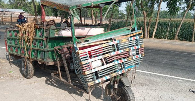 নাটোরে ভটভটি উল্টে প্রাণ গেল দুই যুবকের