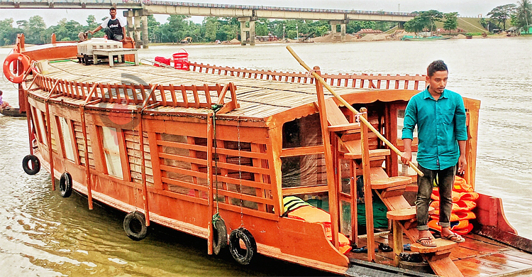 সুনামগঞ্জের হাওরে ফিরলো প্রাচীন বজরা