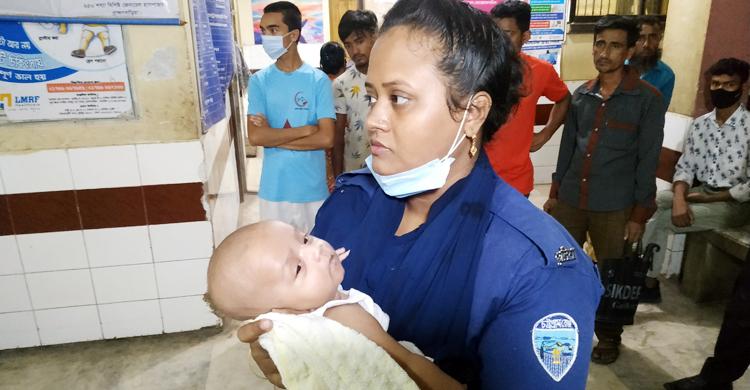 চুরি হওয়া সেই শিশুটিকে সড়কের পাশে পেলেন কলেজছাত্রী