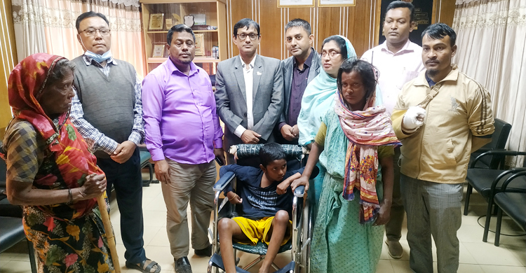 স্বজনদের খুঁজে পেল চলন্ত ট্রেন থেকে পড়ে যাওয়া সেই শিশু