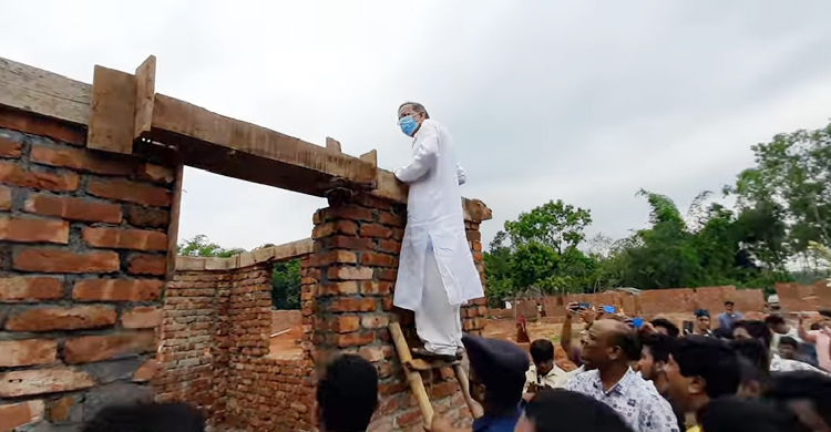 মই বেয়ে উঠে আশ্রয়ণ ঘরের গুণগত মান দেখলেন আইনমন্ত্রী