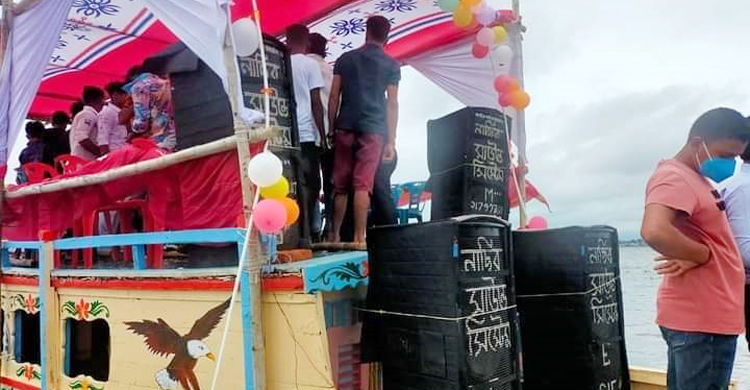নৌকায় সাউন্ডবক্সে গান বাজিয়ে নাচানাচি, ভ্রাম্যমাণ আদালতের জরিমানা