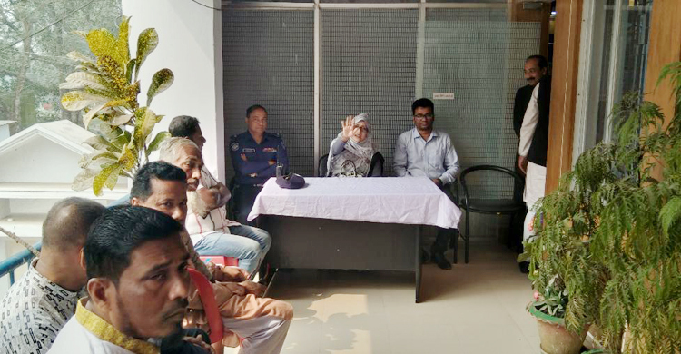 চেয়ারম্যানের কক্ষে যেতে ‘আপত্তি’, বারান্দায় সভা করলেন এমপি