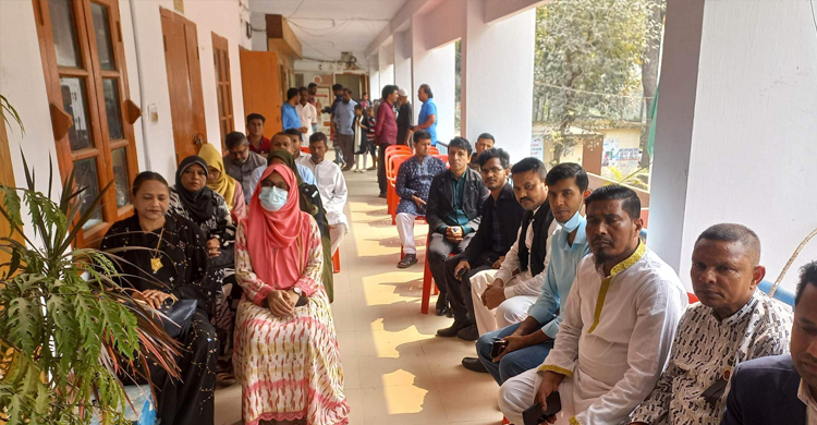 চেয়ারম্যানের কক্ষে যেতে &lsquo;আপত্তি&rsquo;, বারান্দায় সভা করলেন এমপি