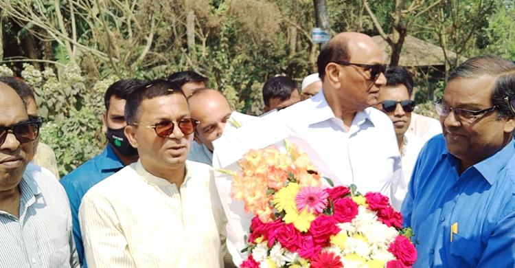 আওয়ামী লীগের মতো গণতান্ত্রিক দল পৃথিবীতে কম