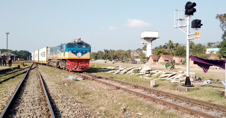 আখাউড়ায় দুই ট্রেনের সংঘর্ষ থেকে রক্ষা, চলাচল বন্ধ