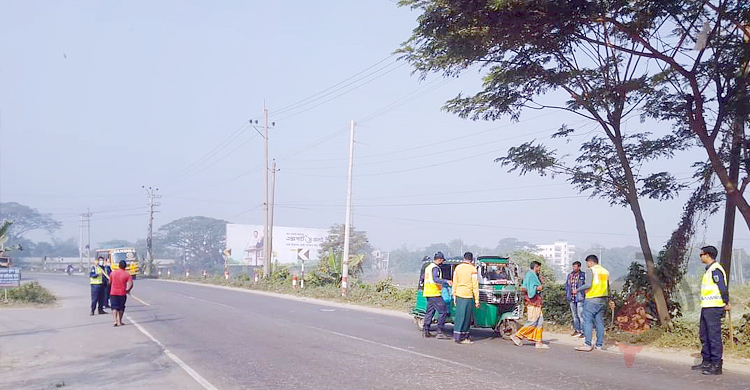 অবশেষে ঢাকা-সিলেট মহাসড়কে থ্রি-হুইলার থামাচ্ছে পুলিশ