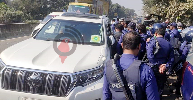 রুমিন ফারহানার গাড়ি আটকে দিলো পুলিশ